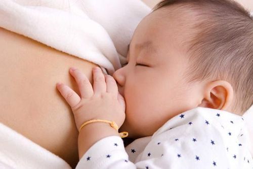 Cho con bú đúng cách để trẻ không bị sặc sữa