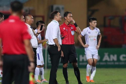 Trận đấu V-League không có VAR, trọng tài vẫn tạm dừng để hội ý trợ lý vì phản ứng của CĐV