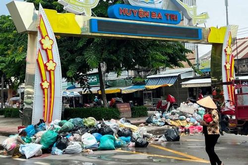 Bến Tre: Rác thải dồn ứ do người dân lập chốt chặn xe