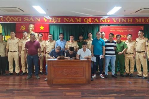 Hơn 100 doanh nghiệp và lái xe ký cam kết đảm bảo trật tự an toàn giao thông