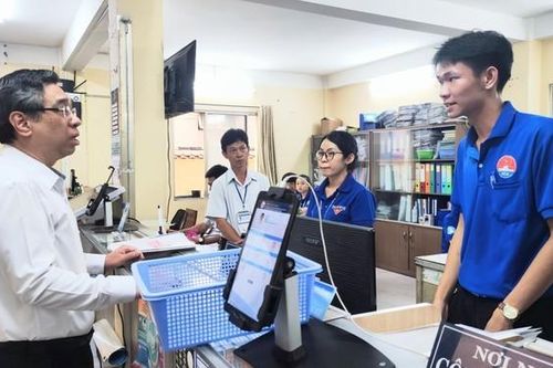 Thành Đoàn TP. HCM thăm và tặng quà đội hình 'Mùa Hè Xanh' Học viện Cán bộ TP. HCM