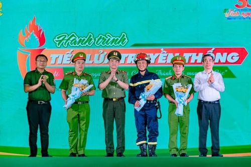 'Hành trình tiếp lửa truyền thống' cho cán bộ, chiến sĩ trẻ TP. HCM