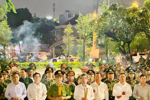 Lãnh đạo TPHCM dâng hương tưởng niệm các anh hùng liệt sĩ