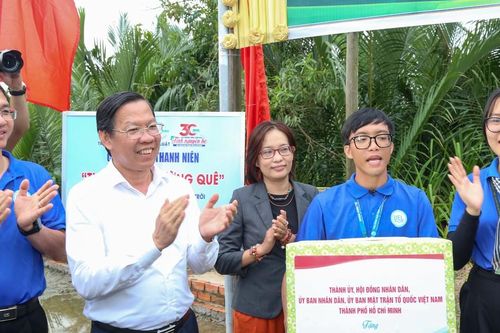Lãnh đạo TPHCM thăm chiến sĩ tình nguyện hè tại tỉnh Bến Tre