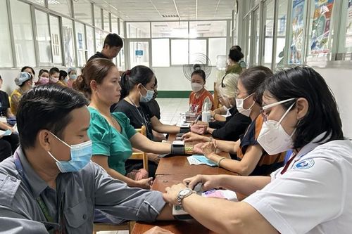 Hơn 1.200 công nhân được tầm soát bệnh