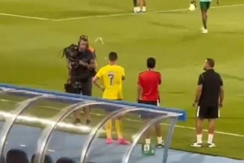 'Tịt ngòi' trận thứ 7 liên tiếp, Ronaldo nổi giận hắt nước vào phóng viên