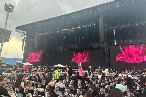 Sân Mỹ Đình đông nghịt trước giờ mở màn concert của BLACKPINK