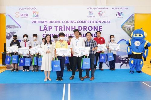 Học sinh Việt Nam lần đầu tranh tài lập trình drone quốc tế