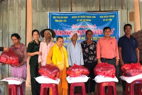 Đắk Lắk: Trao tặng 143 suất quà hỗ trợ người dân vùng sâu buôn Drang Phốk