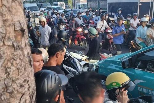 Đà Nẵng: Hàng loạt xe máy bị taxi đâm khi đang dừng đèn đỏ