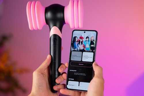 Trên tay chiếc búa Lightstick Blackpink V2