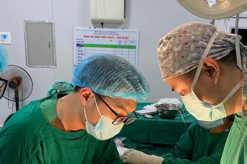 Bé 7 tuổi chấn thương nặng do dùng điện thoại khi đang sạc dự phòng