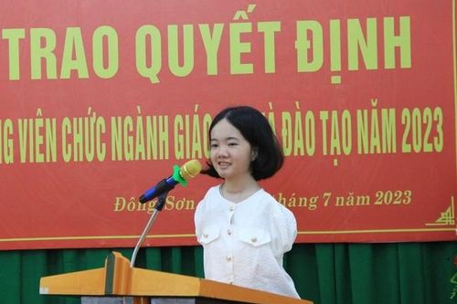 Chủ tịch UBND tỉnh Thanh Hóa trực tiếp trao quyết định tuyển dụng đặc cách cho cô gái không tay