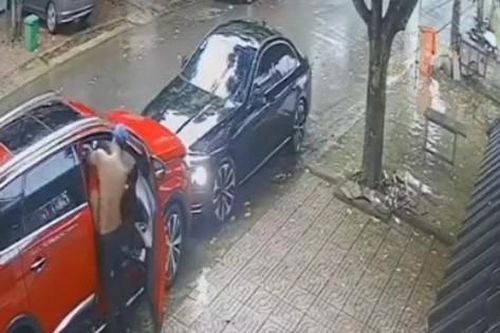 Clip toàn cảnh vụ người đàn ông lái ô tô liên tục húc xe con trước cổng nhà vợ cũ