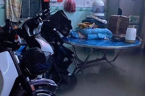 Mưa lớn ở TP. Rạch Giá, nước tràn vào nhà, ngập lút bánh xe máy