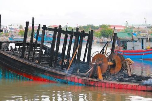 Khẩn trương làm rõ nguyên nhân vụ cháy hàng loạt tàu cá ở cảng, thiệt hại hơn 20 tỷ đồng