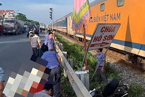 Hai người tử vong khi qua đường tàu bằng xe máy