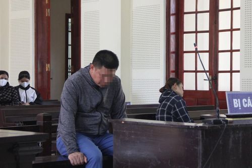 Chủ quán ăn ép bé gái bưng bê kiêm bán dâm