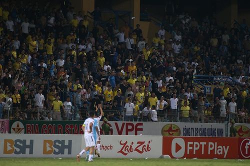 CĐV Nam Định ném 'vật thể lạ', lăng mạ trọng tài trong trận thua Hà Nội