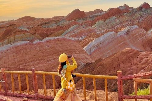 Theo cô gái Việt đi ngắm dãy núi cầu vồng, dạo đồng cải vàng nở rộ đẹp như mơ