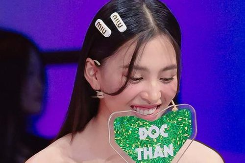 Hoa hậu Tiểu Vy đỏ mặt trước sự cố của mỹ nam 'Người ấy là ai'