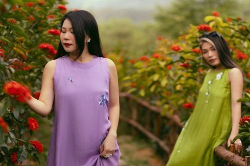 Khu vườn rộng 3.000m2, hoa nở rực rỡ ở ngoại thành Hà Nội