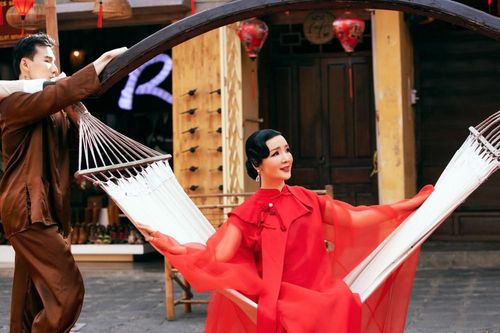 Hoa hậu Giáng My ngồi võng, được khiêng ra sân khấu diễn thời trang
