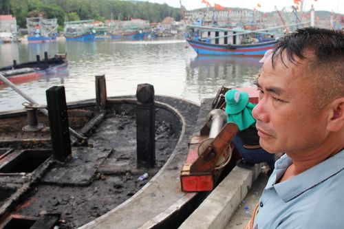 Ngư dân 'chết lặng' nhìn 5 tàu cá hàng chục tỷ thành đống tro tàn