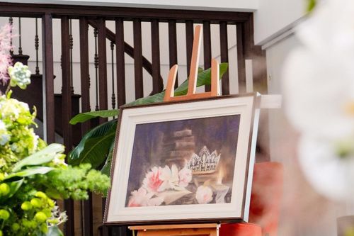 Hoa hậu Ý Nhi tham dự triển lãm tranh của Phan Anh Thư