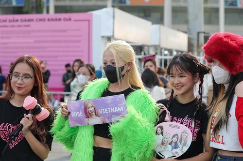 Thời trang lạ và 'hiểm hóc' của fan đi 'đu' BlackPink ở SVĐ Mỹ Đình