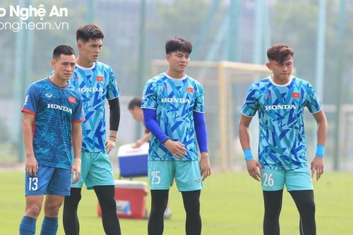 Các cầu thủ Sông Lam Nghệ An bước vào tập luyện cùng U23 Việt Nam