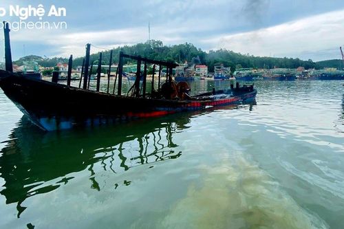 Khuyến cáo ngư dân Quỳnh Lưu di chuyển tàu thuyền cách xa hiện trường vụ cháy tàu