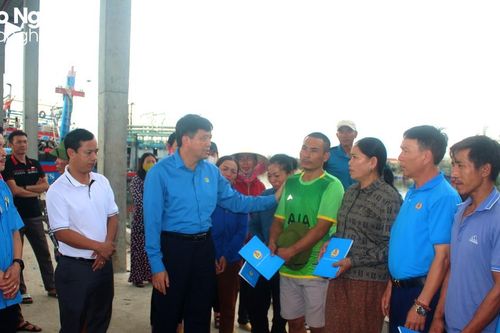 Liên đoàn Lao động tỉnh Nghệ An thăm hỏi đoàn viên nghiệp đoàn Nghề cá bị thiệt hại do hỏa hoạn