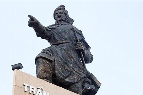Trước tượng đài Đức Thánh Trần