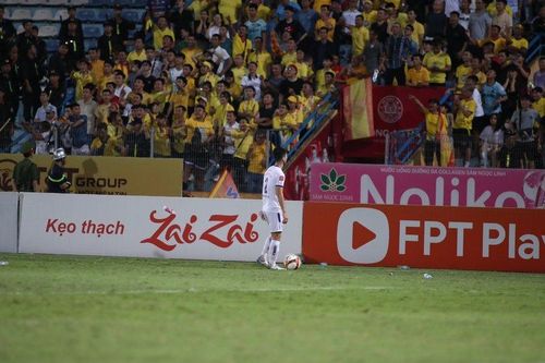 CĐV Nam Định chửi bới trọng tài, ném chai lọ vì bị từ chối phạt đền