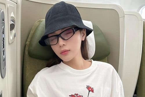 Hoa hậu Kỳ Duyên khoe da mịn như 'trứng gà bóc' trên máy bay