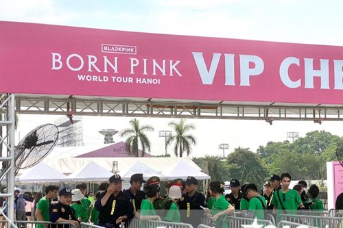 Nóng trước giờ G, fan Việt 'phủ hồng' chào đón BLACKPINK trong concert BORN PINK