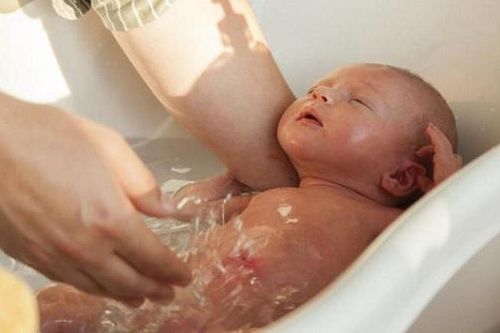 Một công dụng khác của sữa mẹ mà nhiều phụ huynh không biết