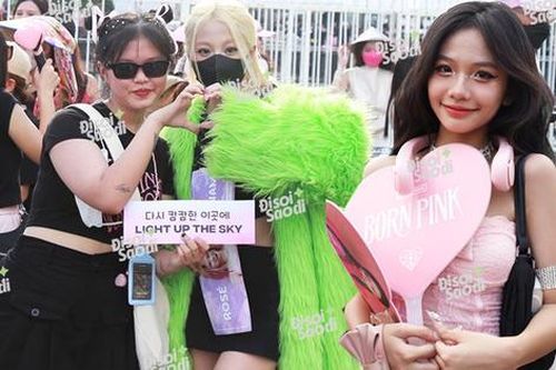 Giới trẻ ăn diện theo style BLACKPINK, phủ kín SVĐ Mỹ Đình với đồ hồng đen