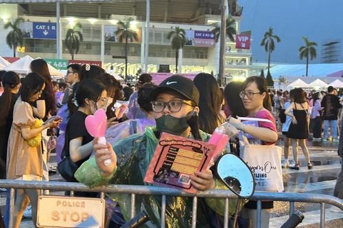 Không khí trước giờ G concert Born Pink của Blackpink: Hà Nội mưa, đủ dịch vụ 'ăn theo'