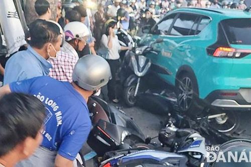 Taxi đâm nhiều xe máy đang dừng đèn đỏ