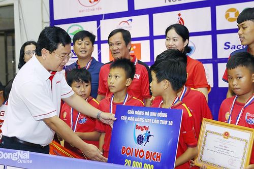 Tổng biên tập Báo Đồng Nai Đào Văn Tuấn: Nâng bước cho những cầu thủ nhí đam mê bóng đá