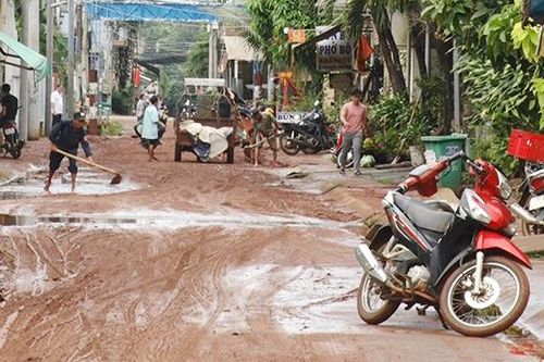 Nước mưa kèm bùn lại 'tấn công' nhà dân