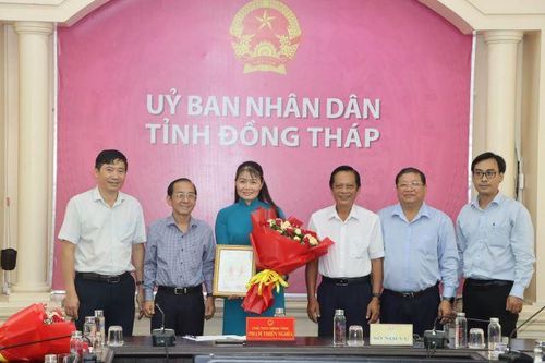 Chủ tịch UBND tỉnh trao các quyết định về công tác cán bộ