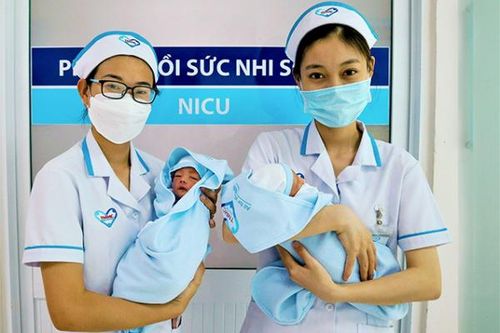 Cấp cứu thành công sản phụ song thai sinh non