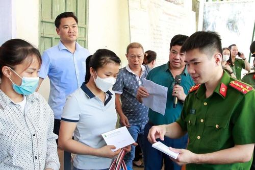 Tặng 360 suất quà cho các hộ dân có hoàn cảnh đặc biệt khó khăn xã Thống Nhất