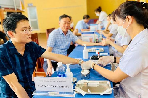 Khám sàng lọc viêm gan B miễn phí cho gần 500 người