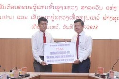 Trao tặng 500 bộ sách giáo khoa và tập vở cho Trường Hữu Nghị Lào – Việt