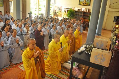 Phân ban Cư sĩ Phật tử tỉnh Quảng Nam cúng dường các đạo tràng an cư tại TP.Tam Kỳ