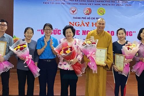 Khám bệnh, tặng thuốc, trao quà đến công nhân và bàn giao 'Mái ấm Pháp Hoa' số 17